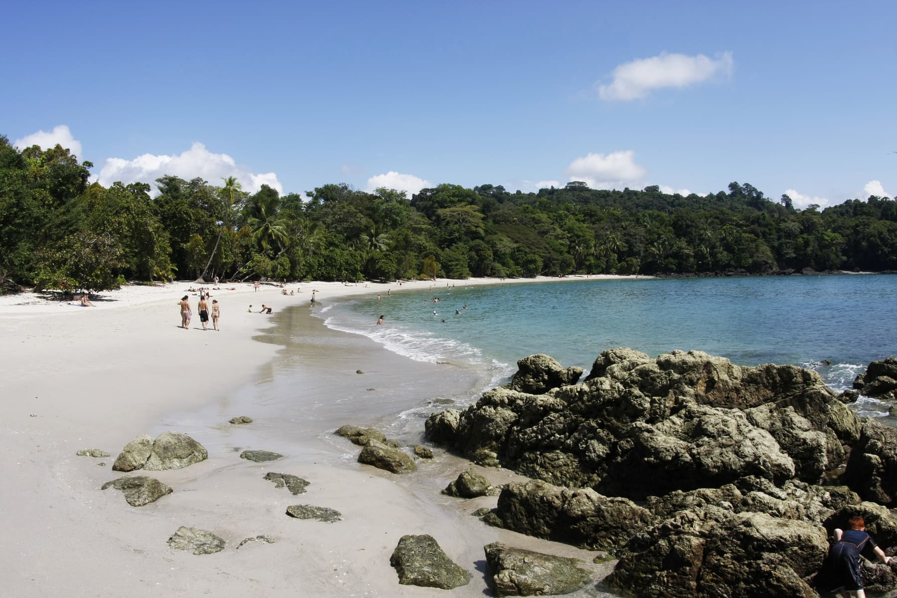 manuel_antonio_costa_rica_beaches_people_visiting